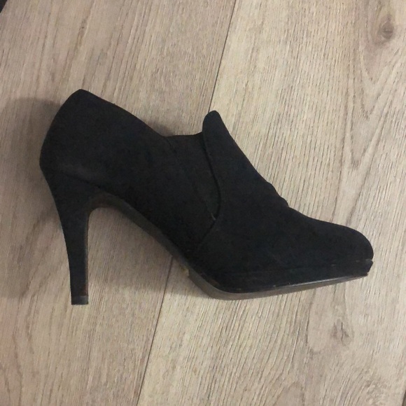 High heel closed foot shoe - Picture 2 of 4